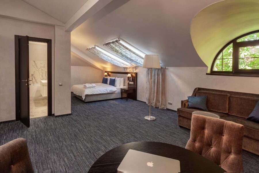 Hotel REGUL Room Suite with Bathtub Image 4